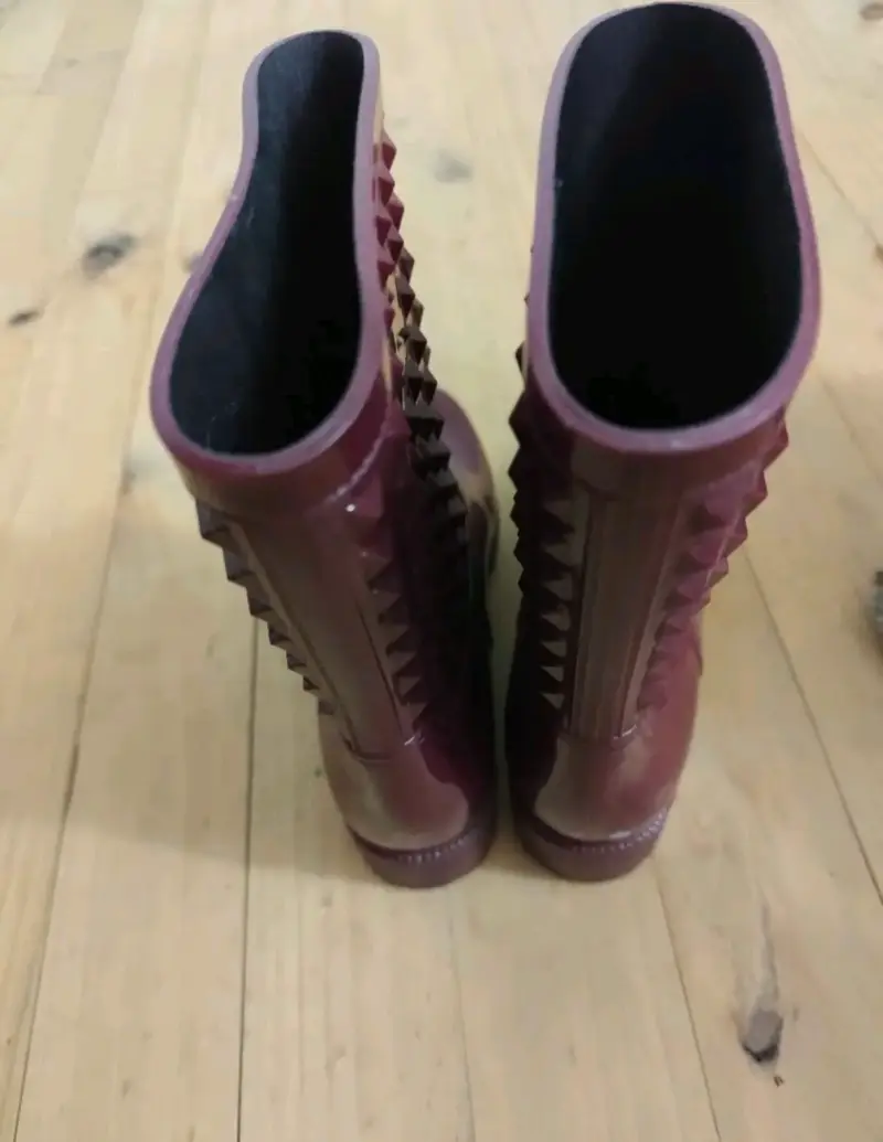 Botas de lluvia burdeos con tachuelas - 2