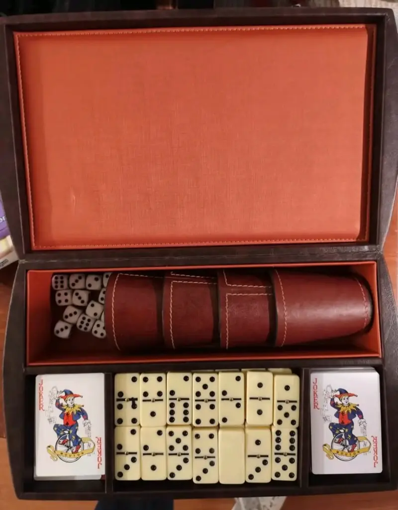 Juego de dominó y cartas en estuche - 1