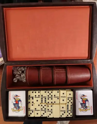 Juego de dominó y cartas en estuche - miniatura 1