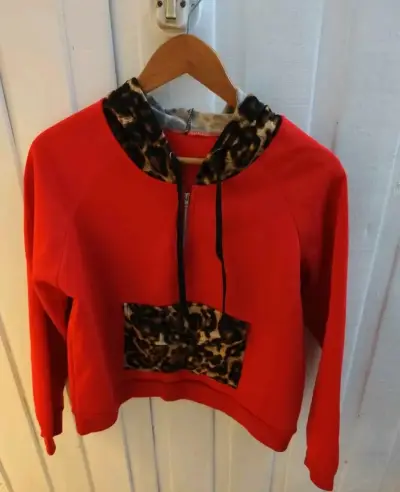 Polerón rojo con estampado de leopardo - miniatura 1