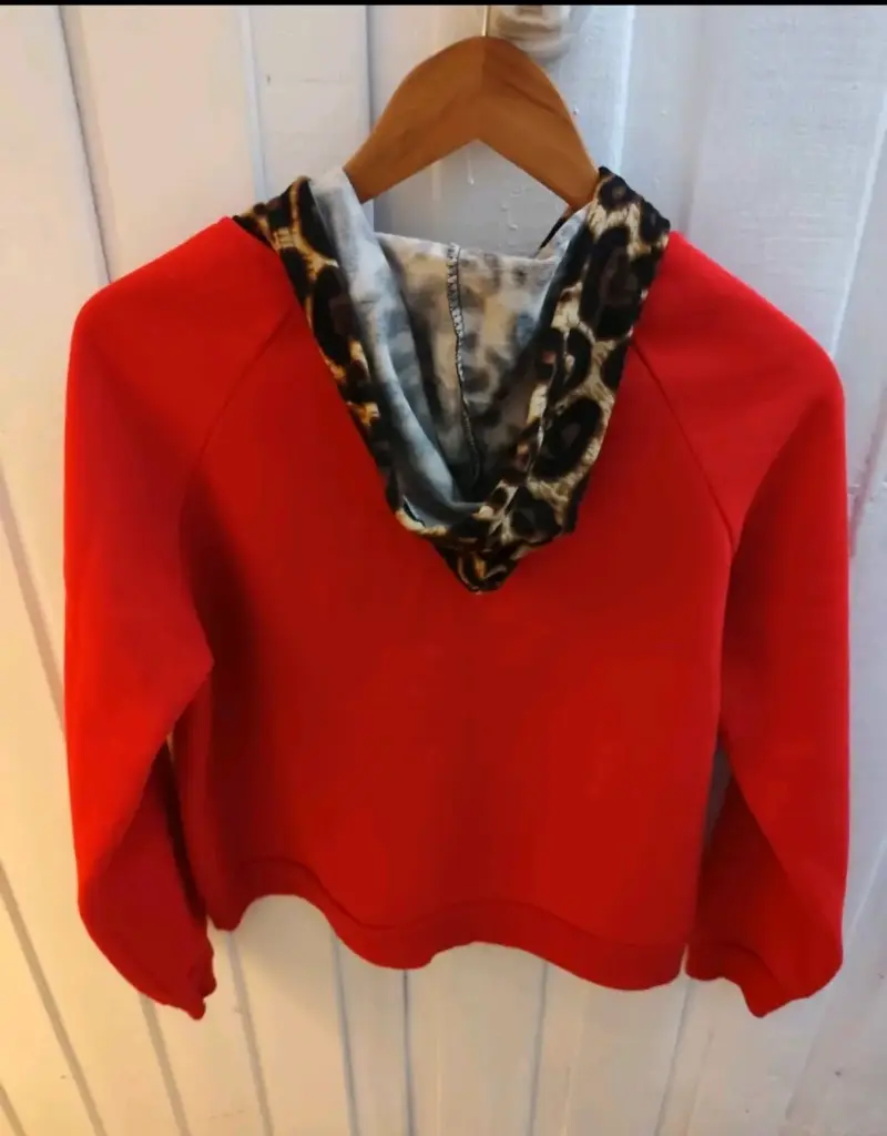 Polerón rojo con estampado de leopardo - 2