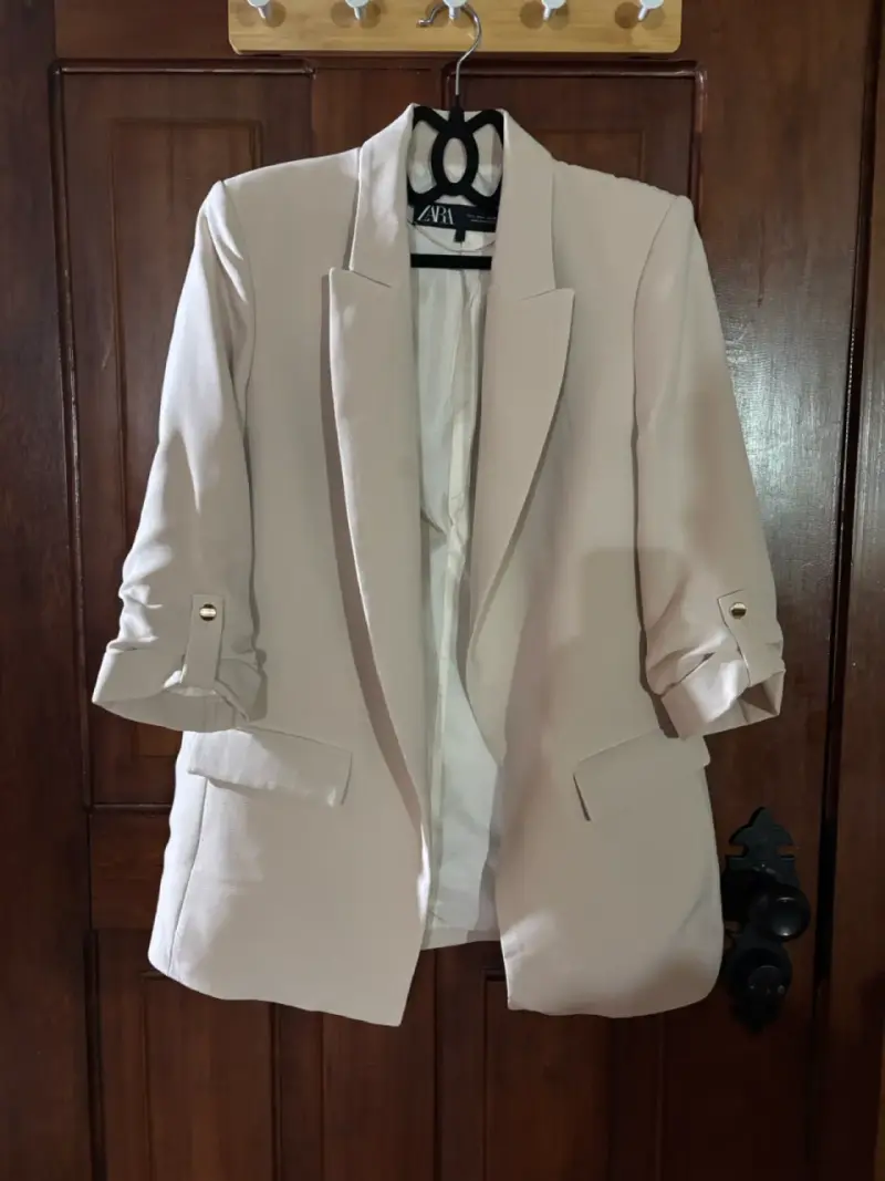 Blazer beige con mangas arremangadas - 1