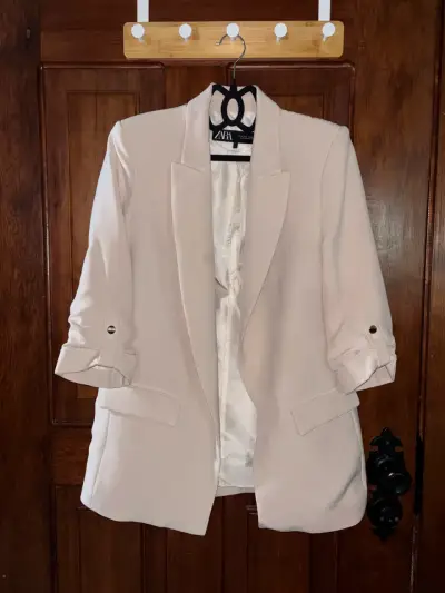 Blazer beige con mangas arremangadas - miniatura 2