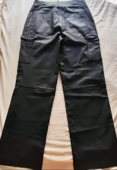 Pantalones rectos negros cuerina - miniatura 2