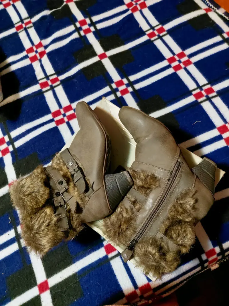Botines grises con pelaje - 2