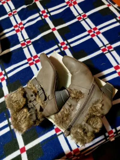 Botines grises con pelaje - miniatura 2