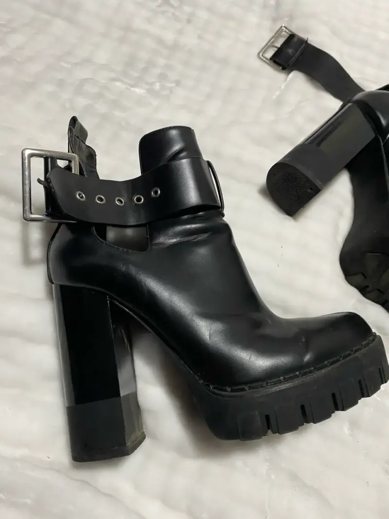 Botines negros con tacón grueso - 1