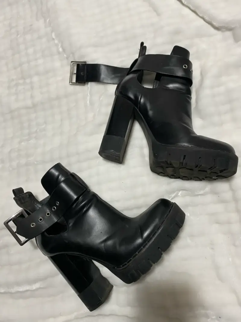 Botines negros con tacón grueso - 2