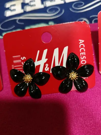 Aros flor rojos, negros H&M - miniatura 2