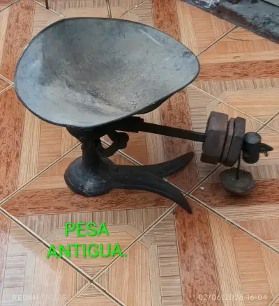 Balanza antigua y máquina reliquias. - miniatura 1