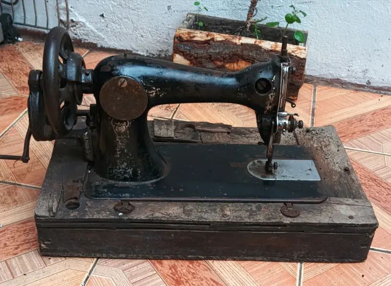 Balanza antigua y máquina reliquias. - 2