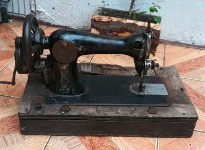 Balanza antigua y máquina reliquias. - miniatura 2
