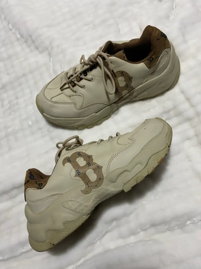 Zapatillas deportivas beige con logo - 1