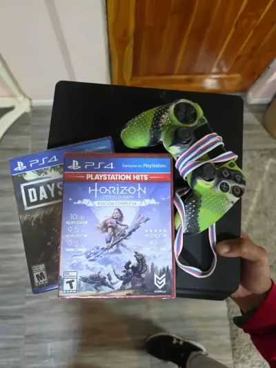 Consola PS4 con juegos y control - miniatura 1