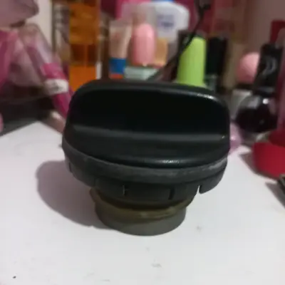 Se venden 2 Tapas de auto para bencina o diesel - miniatura 1