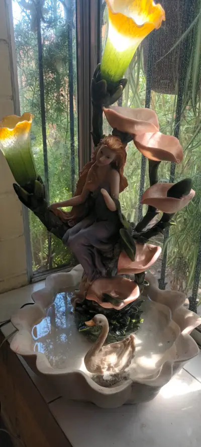 Lámpara con figura de hada - miniatura 1