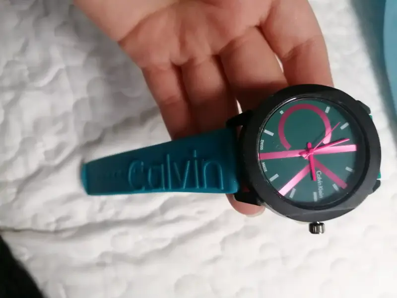 Reloj Calvin Klein turquesa, fucsia y negro