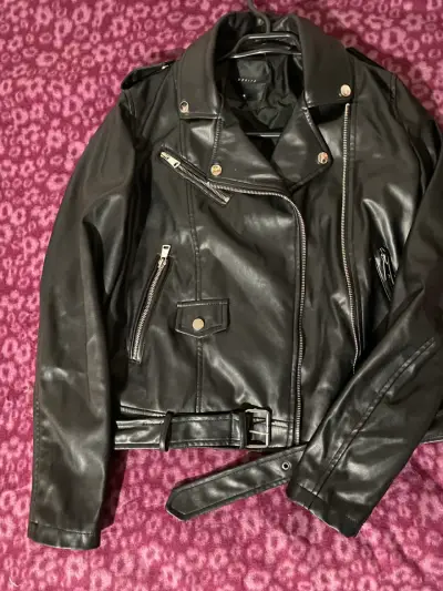 Chaqueta cuero negra - miniatura 1