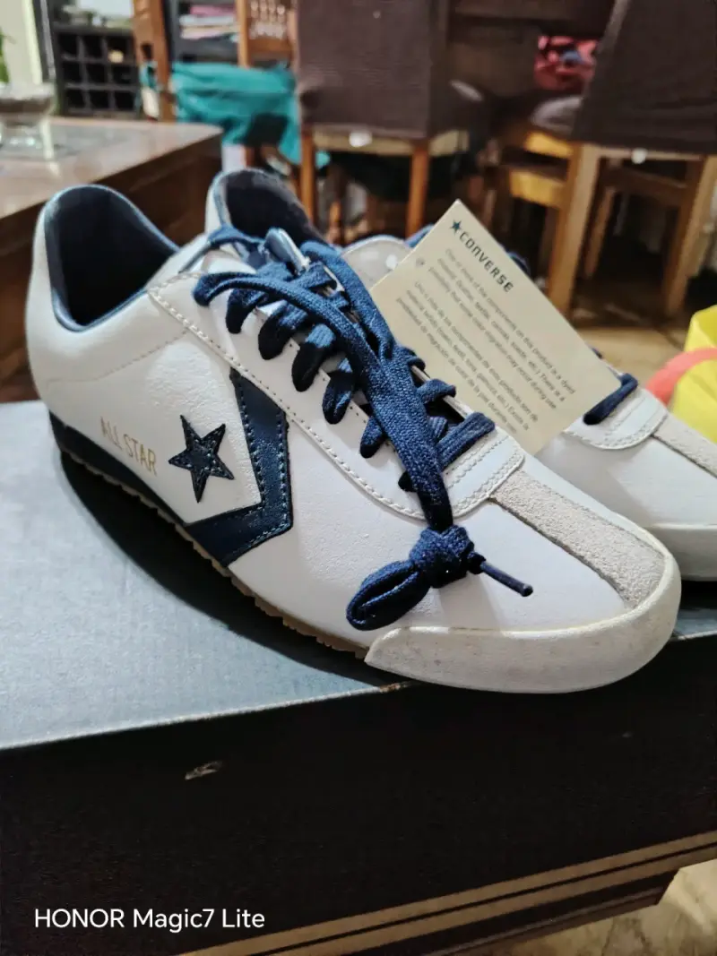 Zapatillas Converse blancas y azules y negras - 1