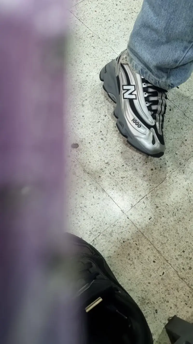 Zapatillas deportivas negras y grises