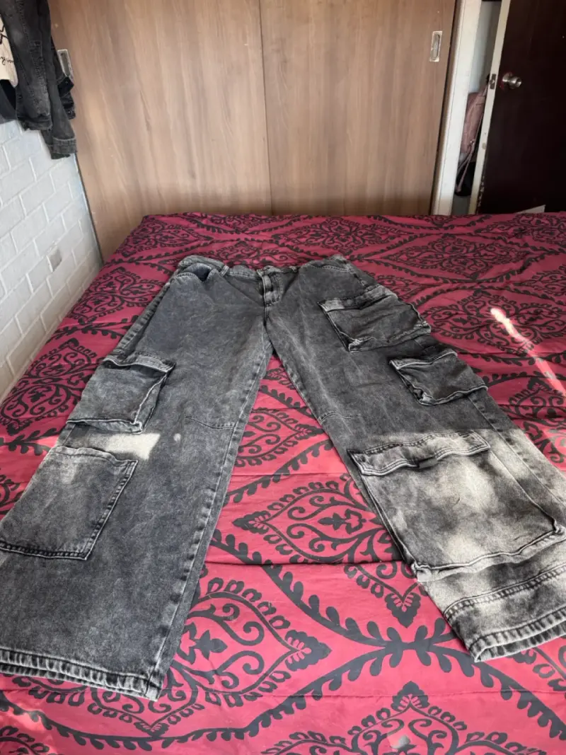 Pantalones cargo gris desgastado - 1
