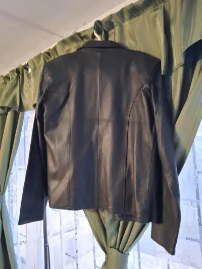Chaqueta de cuero negra - miniatura 3