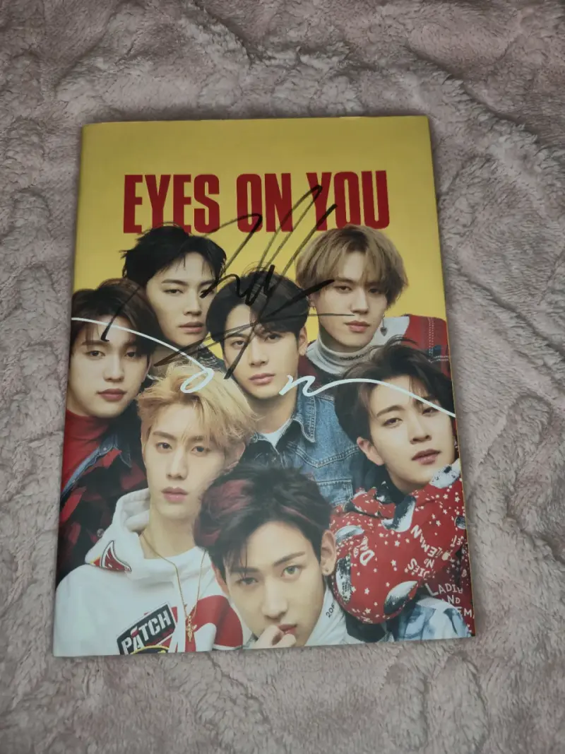 Álbum 'Eyes on You' autografiado - 1