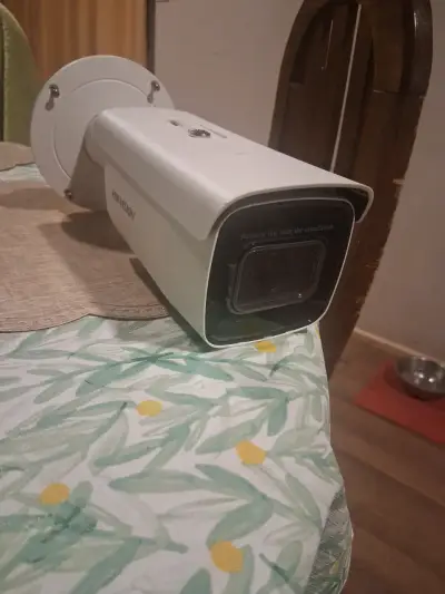Cámara de seguridad Hikvision blanca - miniatura 1