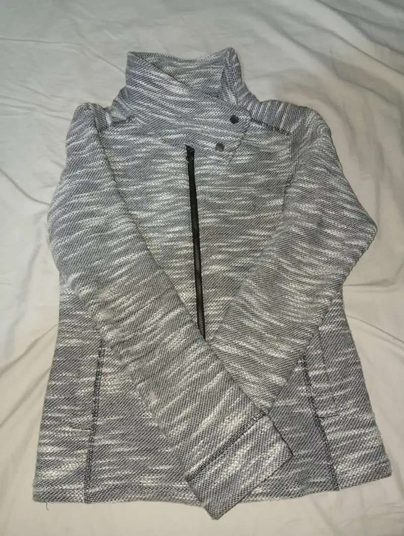 Jersey gris con cierre negro