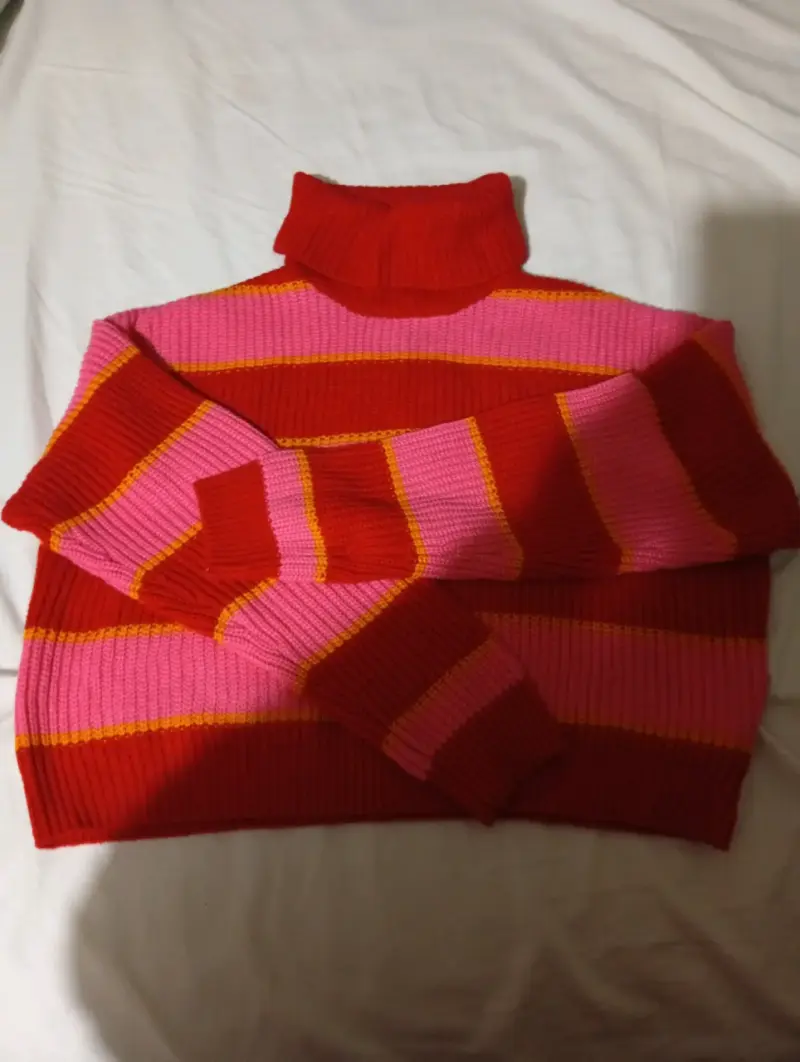 Suéter cuello alto rayado