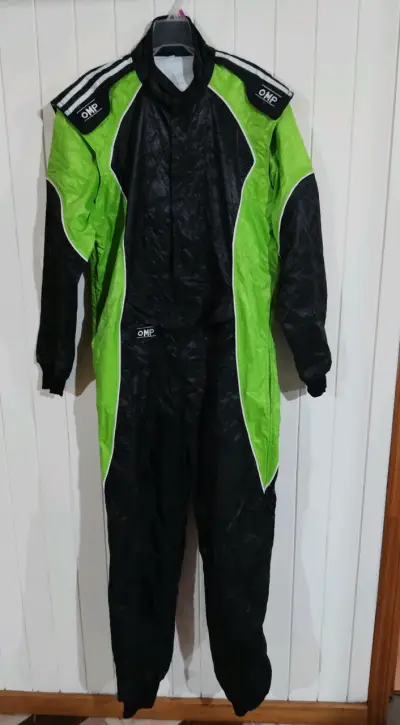 Buzo de competencia OMP negro y verde - miniatura 3