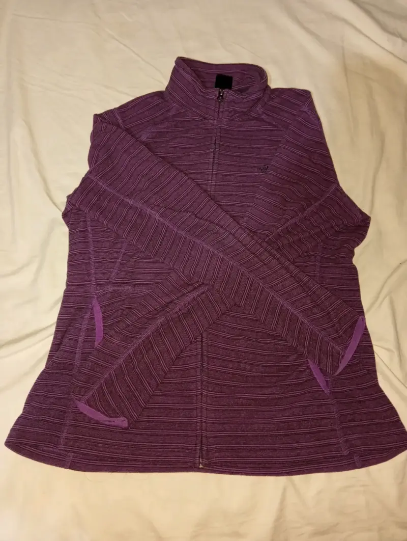 Polerón morado con cremallera