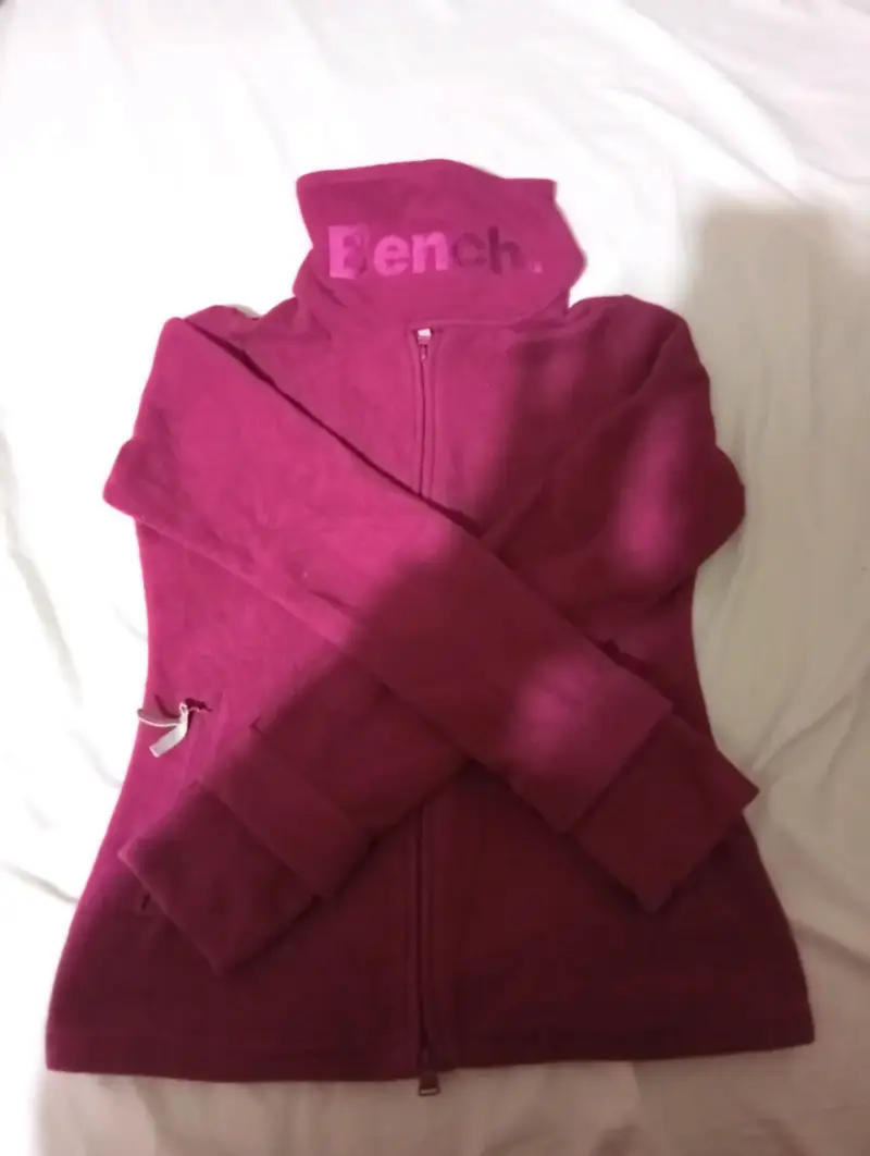 Polerón fucsia con capucha Bench