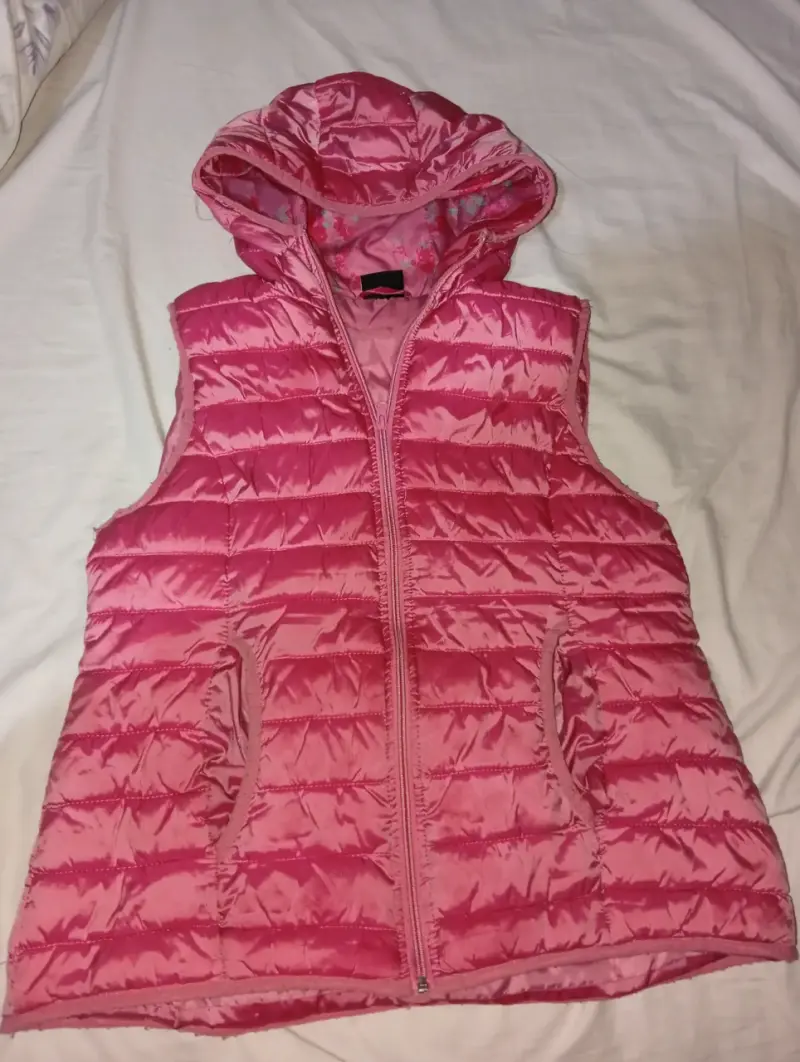 Chaleco puffer rosa con capucha