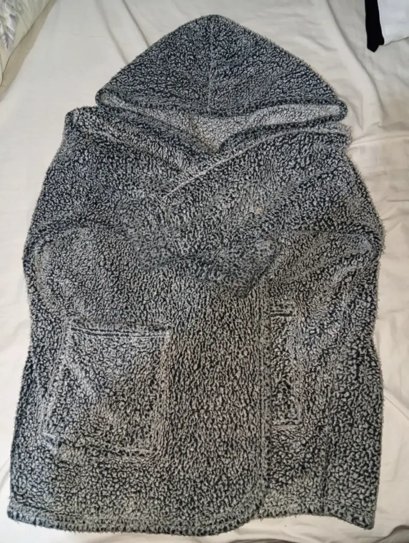 Bata de baño gris con capucha