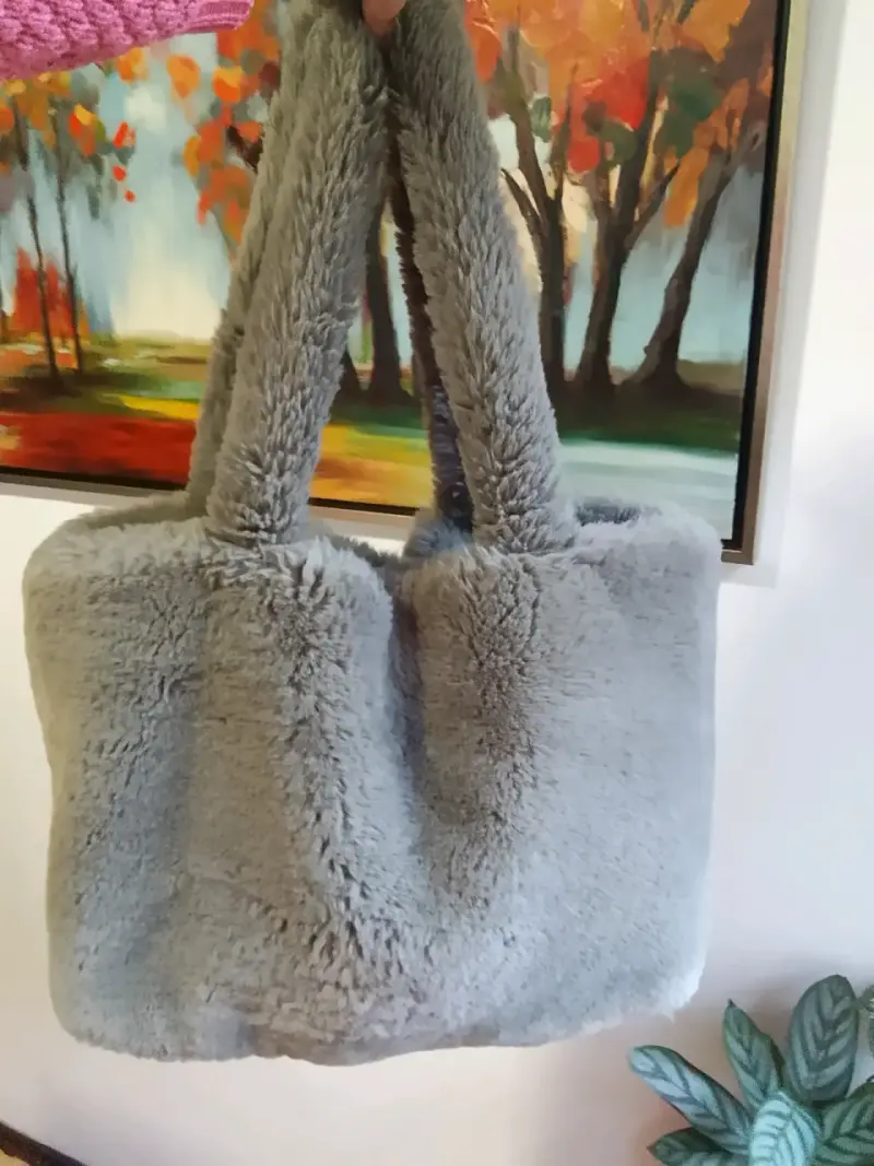 Bolso gris de peluche - 1