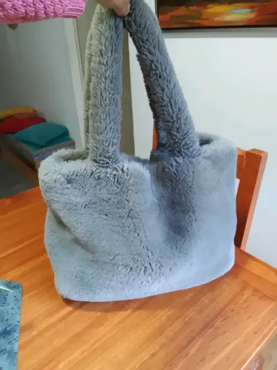 Bolso gris de peluche - miniatura 2