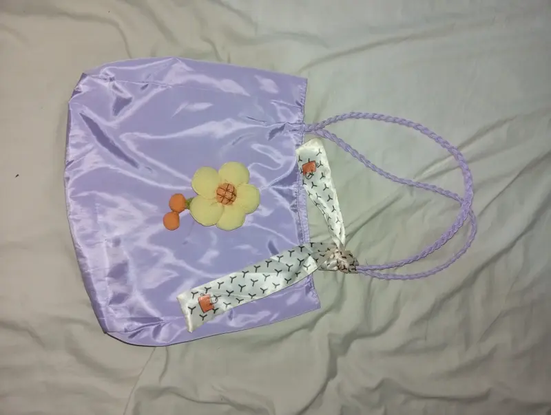 Bolso morado con adorno de flor