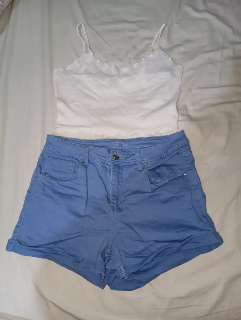 Blusa blanca y shorts azules