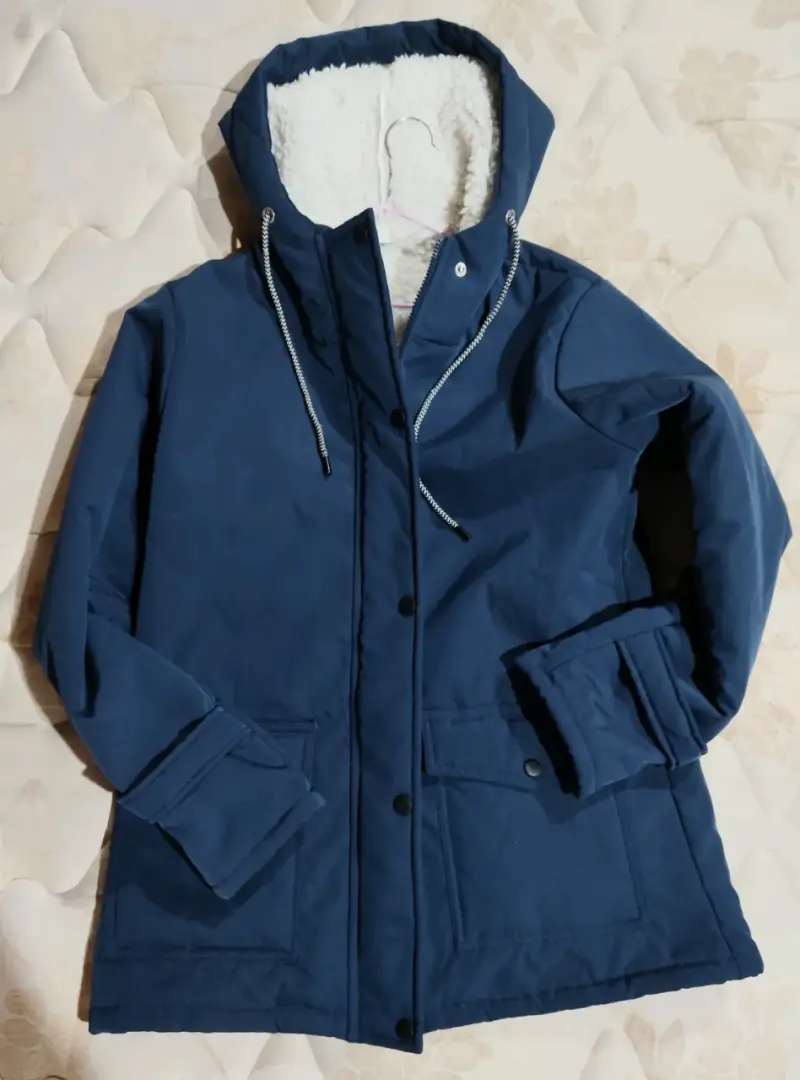 Abrigo azul con capucha
