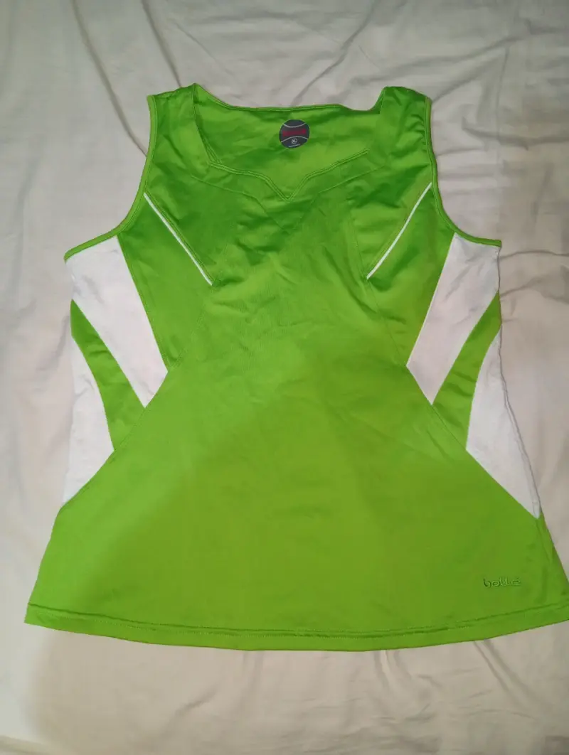 Polera sin mangas verde deportiva