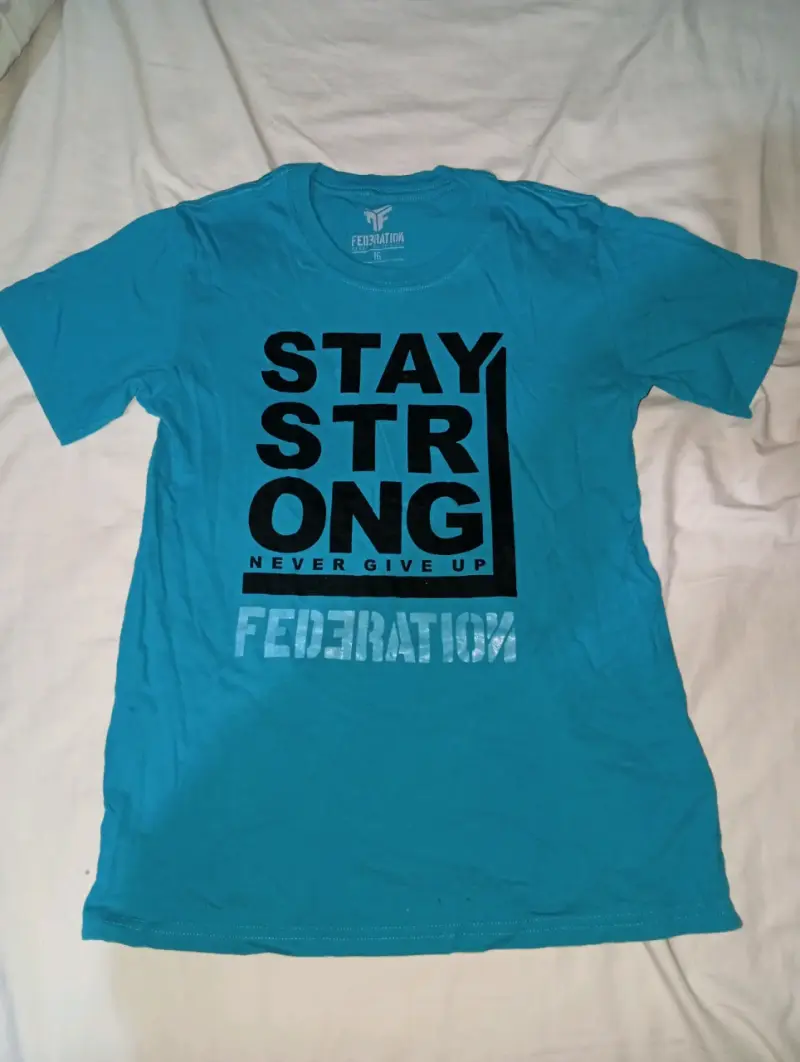 Polera azul con mensaje motivacional