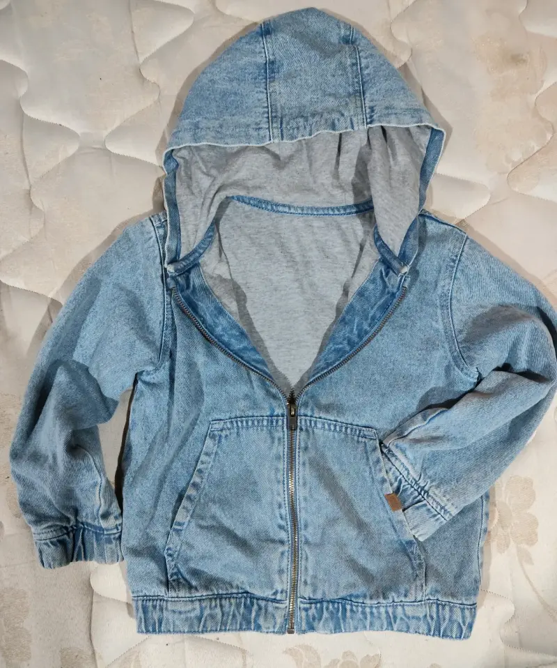 Chaqueta de mezclilla azul con capucha talla 10