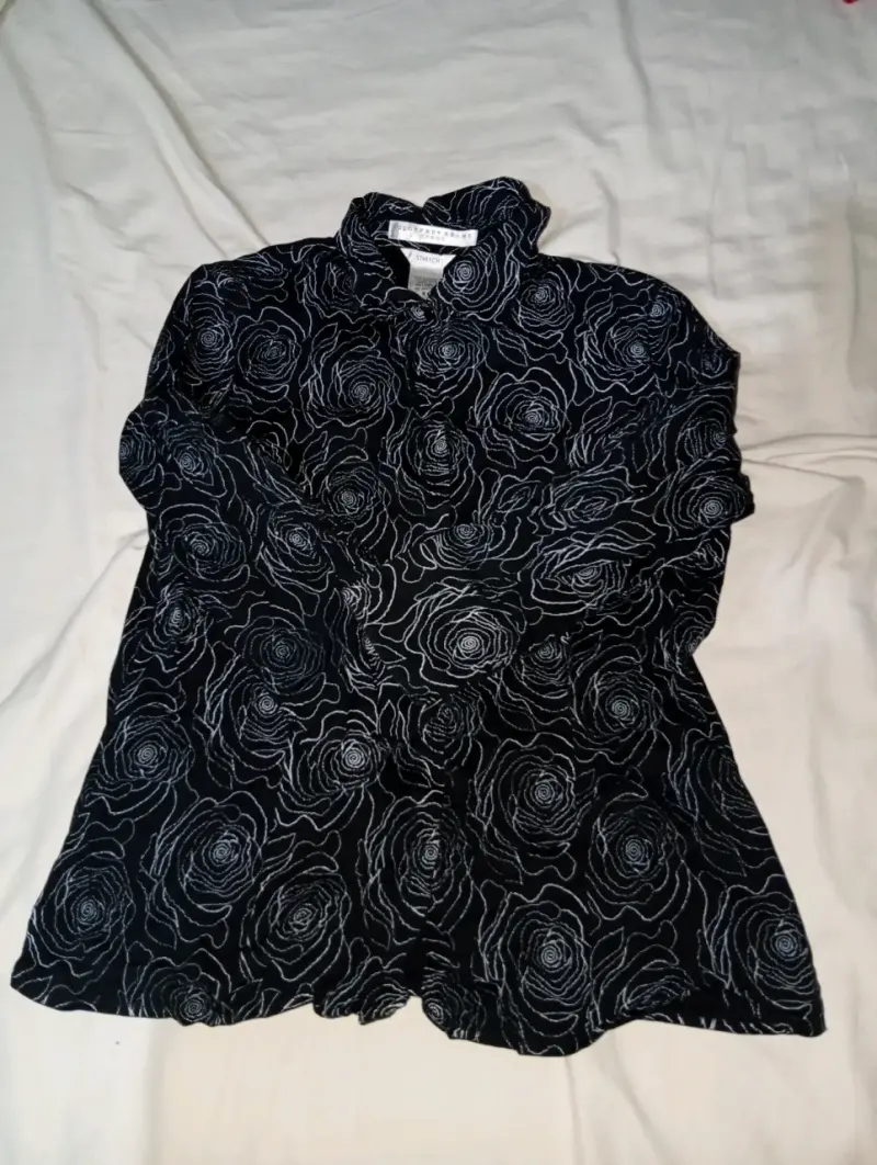 Blusa negra con diseño floral