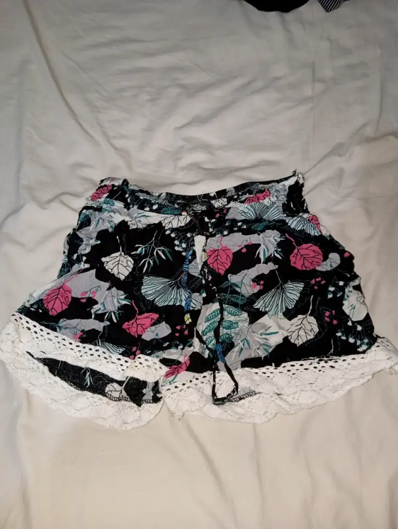 Shorts estampados con encaje