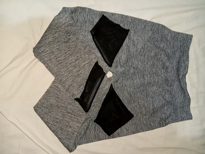 Shorts deportivos grises con malla
