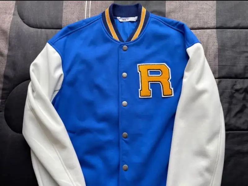 Chaqueta varsity azul y blanca