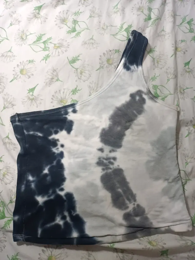 Top asimétrico tie-dye