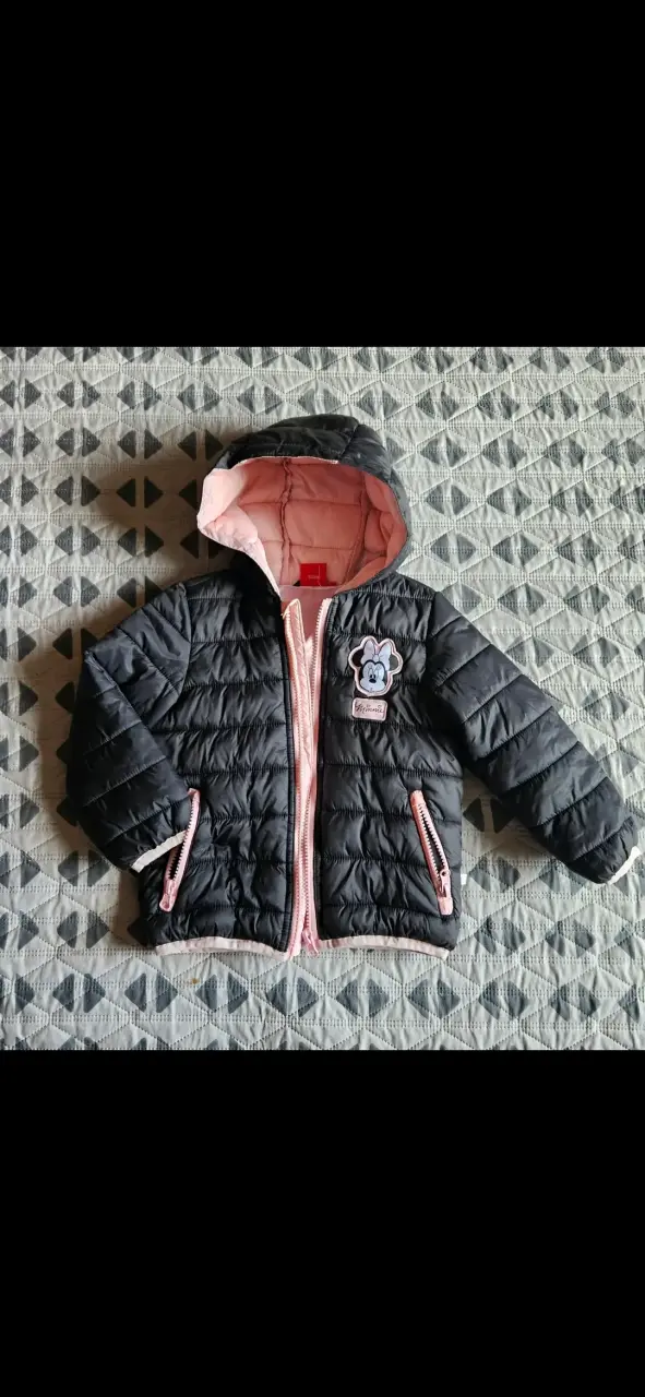 Chaqueta infantil negra con capucha