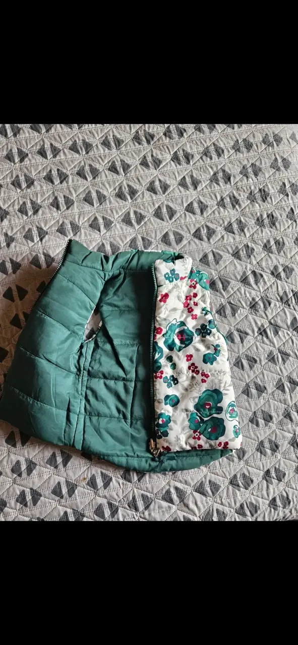 Chaleco reversible verde y floral